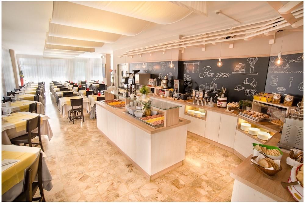 Hotel Azzorre Lido di Jesolo Bagian luar foto